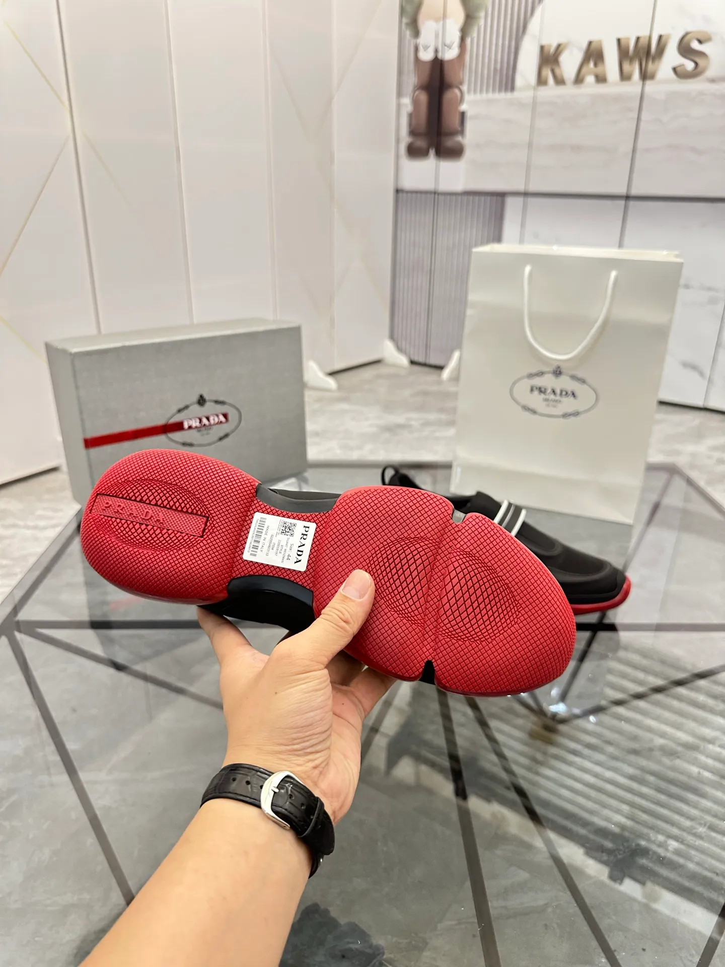 Men's shoes: 💰P500¥ High-end top quality Product trademark: Prada *"Prada*" low-top casual shoes Regular size: 38-45 (can be customized to 46) One size larger Product materials: imported breathable fly weave upper, professional glue-making process, breathable lining, cowhide foot pads, original outsole. No.: 001